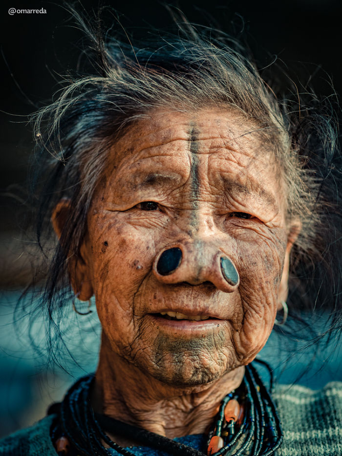 The Apatani tribe women and their startling nose plugs | The Vintage News