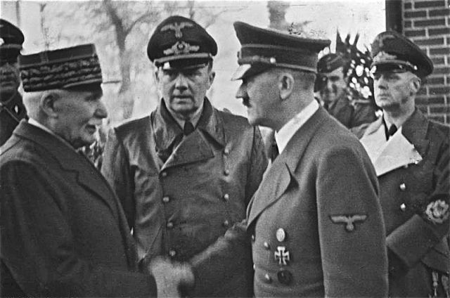 Philippe Pétain meeting Hitler in October 1940. Photo by Bundesarchiv, Bild CC-BY-SA 3.0