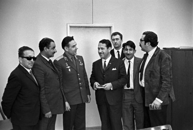 Cosmonaut Vladimir Komarov and Chilean journalists. Photo by RIA Novosti archive, i / Alexander Mokletsov / CC-BY-SA 3.0