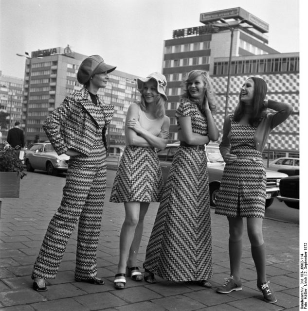 Fashion models in Leipzig, GDR, 1972. One unmistakably 1970s patterned fabric worn four different ways. Author: Ulrich Häßler CC-BY-SA 3.0