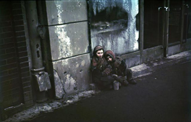 Ghetto children. Bundesarchiv, N 1576 Bild-003 / Herrmann, Ernst / CC-BY-SA 3.0