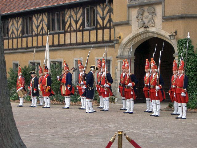 Lange Kerls visiting the Queen. Photo by Barbas CC BY-SA 3.0