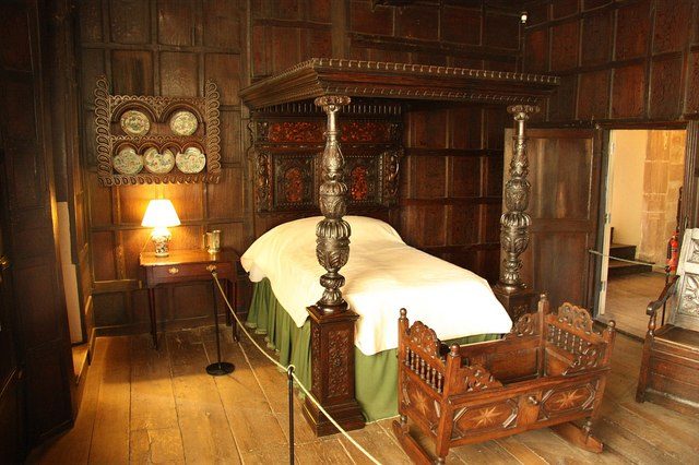 An authentic Elizabethan bedroom inside Leicester’s Gatehouse, Kenilworth Castle, England. These chambers were where Queen Elizabeth I was wooed by Robert Dudley, Earl of Leicester, in 1575. We’re pretty certain that their short-lived affair did not end up with the need for this elaborate wooden cradle. Photo by Richard Croft CC BY-SA 2.0
