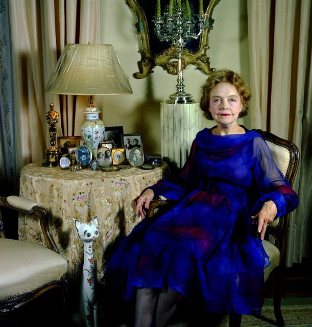 For the photo session in her New York apartment, Gish opted for an elegant blue dress  photo by Allan Warren – CC BY-SA 3.0