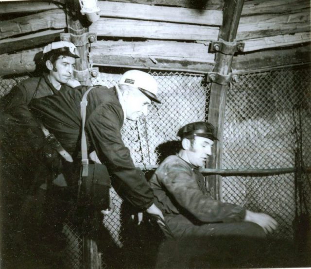 Ceaușescu, in miner’s helmet, on a return visit to Lupeni in November 1977. Photo by – Fototeca online a comunismului românesc, CC BY-SA 3.0