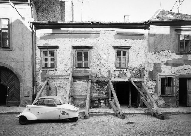 Black and white photography from 1969, showing the bubble car in front of a seemingly abandoned house, Photo by FORTEPAN / Lechner Nonprofit Kft. Dokumentációs Központ CC BY-SA 3.0