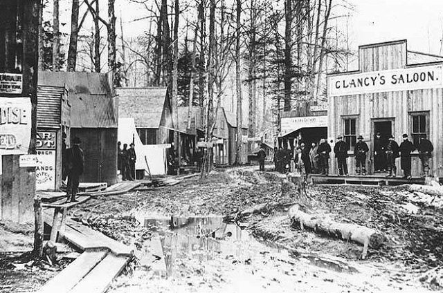 Muddy street scene, Skagway, Alaska, October 1897, during the Klondike Gold Rush.