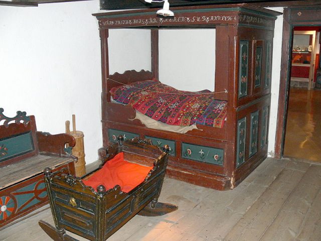 Canopy bed and a cradle housed in a museum in Lund, Sweden. Photo by Wolfgang Sauber CC BY-SA 3.0