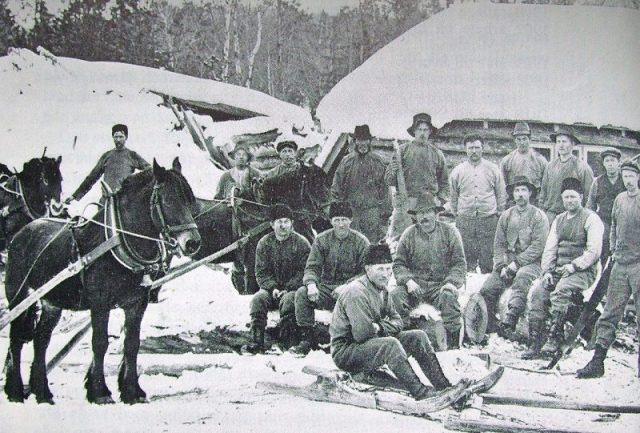 Picture of lumberjacks in Dödre in Jämtland, Sweden.