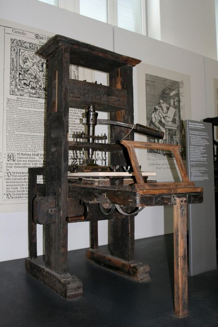 Printing press from 1811. Photo by Rotatebot CC BY-SA 3.0