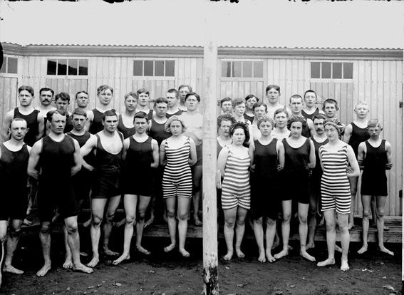 Icelandic beachgoers at the swimming pavilion “Grettir” in Skerjafjörður, 1909