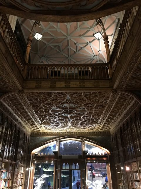 Livraria Lello waiting quietly for the day to begin