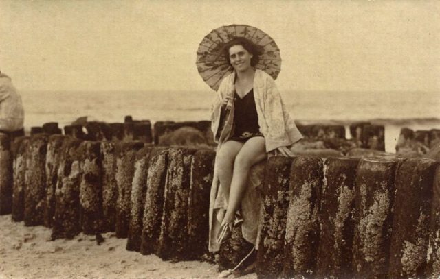 Seaside life: A nice lady with a sun-shade, 1909.