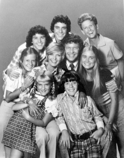 Cast photo from the television program The Brady Bunch. Back from left: Christopher Knight (Peter), Barry Williams (Greg), Ann B. Davis (Alice). Second row from left: Eve Plumb (Jan), Florence Henderson (Carol), Robert Reed (Mike), Maureen McCormick (Marcia). Front: Susan Olsen (Cindy), Mike Lookinland (Bobby).