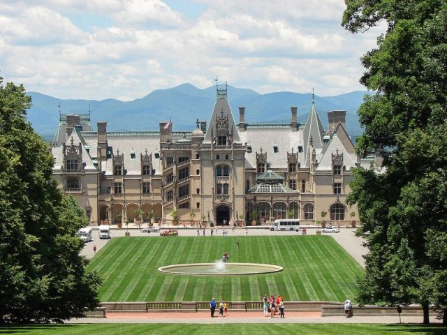 Biltmore Estate, Asheville, North Carolina. Photo by 24dupontchey CC BY SA 4.0