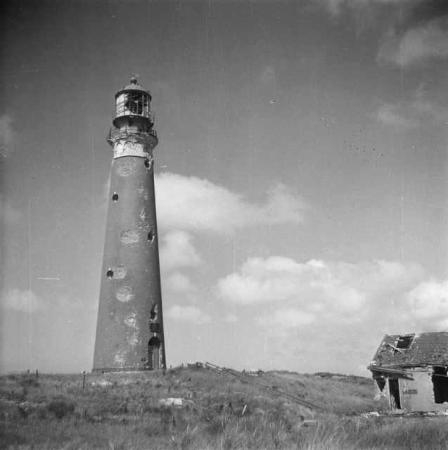 Destruction on Texel after combat between Georgian and German troops. Damaged lighthouse of De Cocksdorp (Texel). Photo by Vlis CC BY SA 3.0