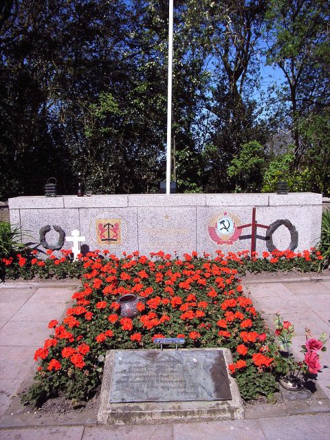 Memorial in the Georgian War Cemetery, Texel, the Netherlands. Photo by Inyucho CC BY 2.0