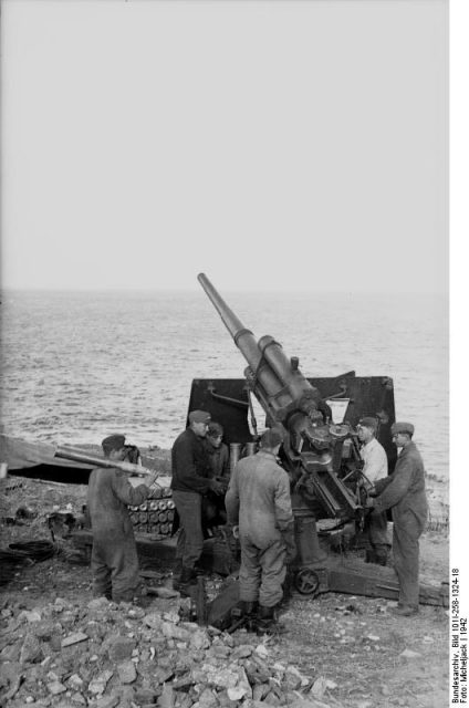 German 88 mm gun on the coast in southern France. Photo by Bundesarchiv, Bild 101I-258-1324-18 – Micheljack – CC-BY-SA 3.0