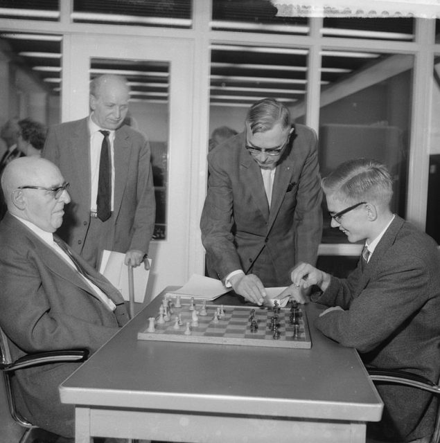 IBM Chess Tournament 1961 (the Netherlands). Left to right Ossip Bernstein, unknown person, Max Euwe, Frans Kuijpers. Photo by Jac de Nijs CC BY SA 3.0
