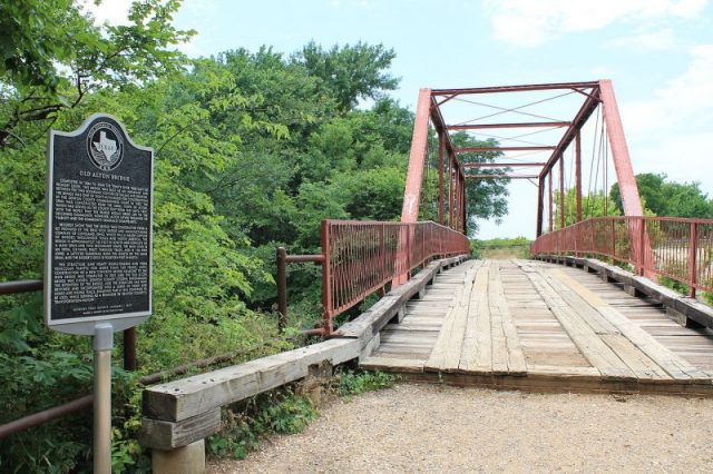 Old Alton Bridge. Photo by Renegomezphotography.com – CC BY-SA 3.0