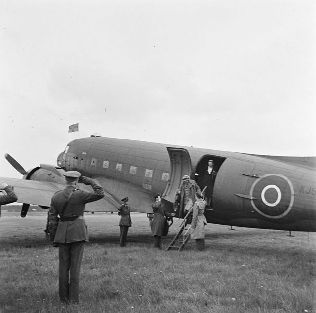 Peter Tazelaar (light coat) and Erik Hazelhoff Roelfzema (opposite him) as adjuncts to Queen Wilhelmina on her return to the continent, May 2, 1945.