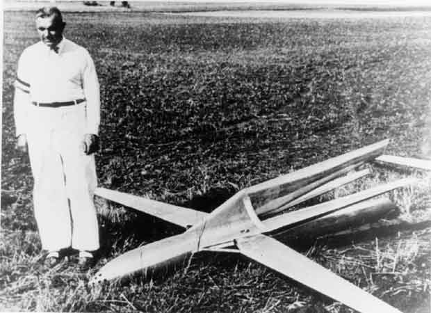 Reinhold Tiling next to the 1. Osnabrücker Raketenflugtag rocketplane, August 21 1932.