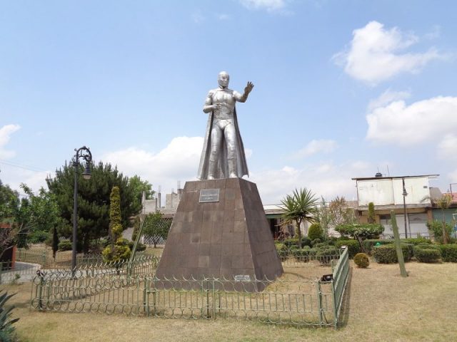 Statue of El Santo. Photo by Marrovi CC BY-SA 4.0