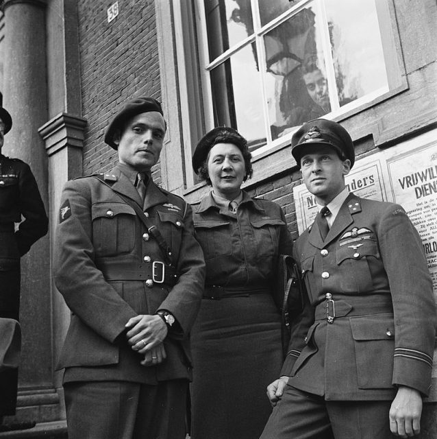 Tazelaar (left) with Rie Stokvis and Erik Hazelhoff Roelfzema in Breda on 2 May 1945. Photo by WIllem vand e Poll CC BY SA 2.0