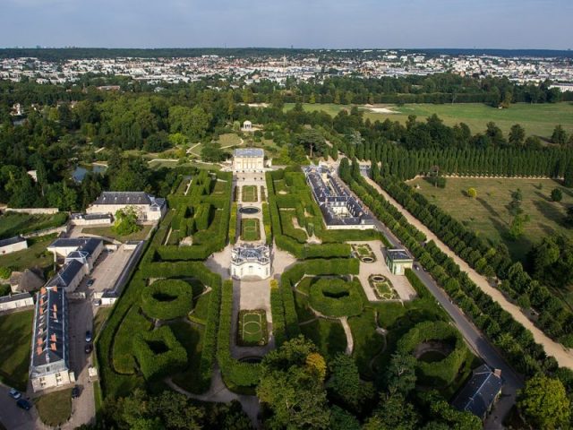 Aerial view of the gardens of the Petit Trianon. The Petit Trianon is in the center, the Temple de l’Amour is behind, the Pavillon français is in front in the same perspective. Photo by ToucanWings CC BY-SA 3.0