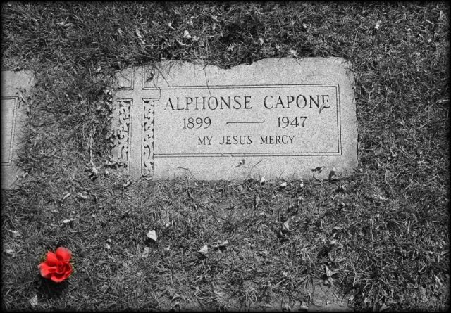 Grave of Al Capone in Mount Carmel Cemetery, Hillside, Illinois. Photo by JOE M500 CC BY 2.0
