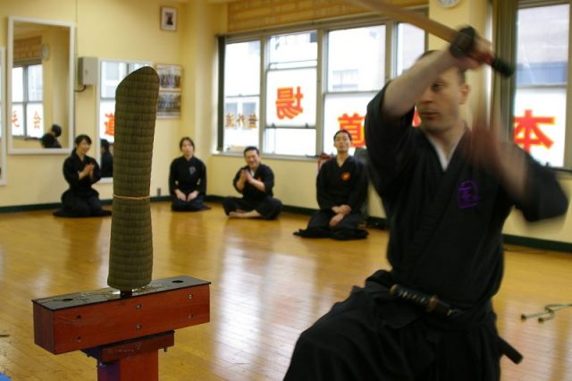 Tameshigiri using a goza target on a stand (2006). Photo by renfield – CC BY SA 2.0