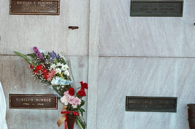 Marilyn Monroe’s grave as of September, 1990 – Westwood Memorial Park Cemetery. Photo by Alan Light CC By 2.0