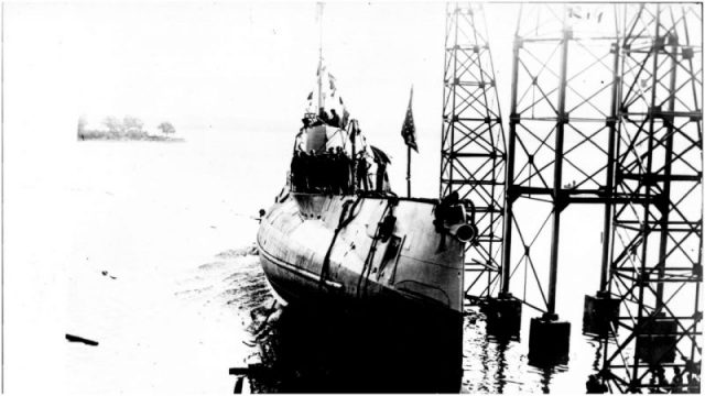Navy Submarine USS R 14, SS 91, in Quincy, 1919. (Photo by Arkivi/Getty Images)