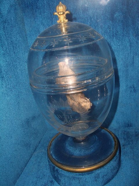Heart of Louis-Charles inside a crystal urn. Photo by Zantastik~CC BY-SA 3.0