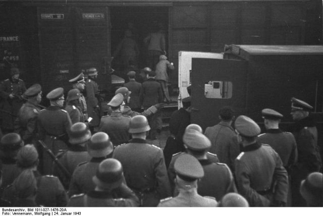 French Jews being deported from Marseilles, 1943. Photo by Bundesarchiv, Bild 101I-027-1476-20A / Vennemann, Wolfgang / CC-BY-SA 3.0