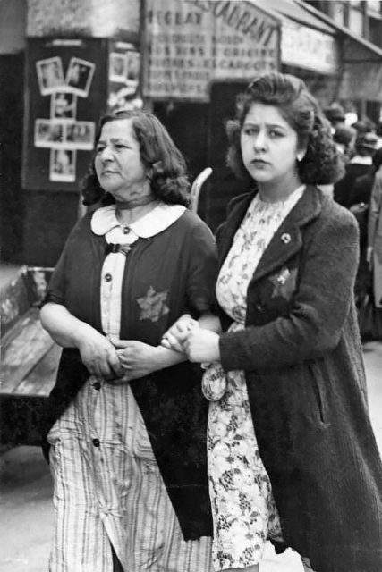 Two Jewish women in occupied Paris wearing yellow badges in June 1942, a few weeks before the mass arrest. Photo by Bundesarchiv, Bild 183-N0619-506 / CC-BY-SA 3.0