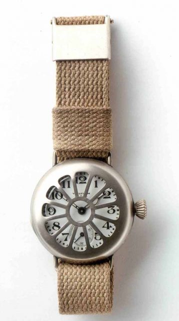 Early wrist watch by Waltham, worn by soldiers in World War I (German Clock Museum). Photo by Museumsfoto – Deutsches Uhrenmuseum CC BY 3.0 de