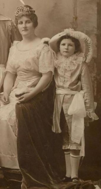 Errol Flynn at the age of nine, as a page boy in the Queen Carnival pageant held in Burnie, Tasmania. On his right is Enid Lyons, who would later become the first woman elected to the Australian House of Representatives.