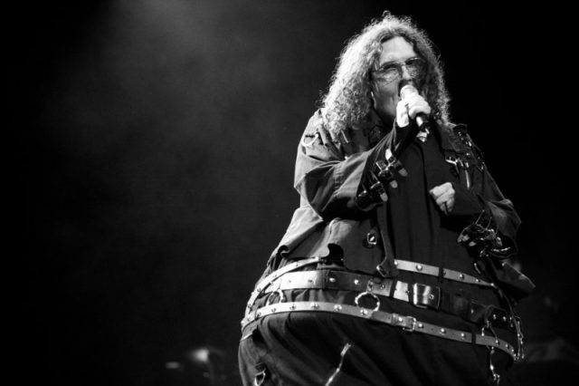 ‘Weird Al’ Yankovic at Beacon Theater, Broadway, New York on February 6, 2000, singing ‘Fat’ – his parody of Michael Jackson’s ‘Bad’. Photo by Hiroyuki Ito/Getty Images