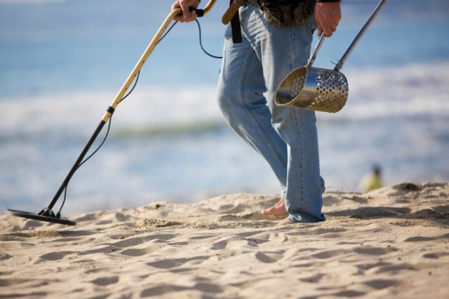 John Pivonka and Betsy Grueninger established that the casques can be picked up by a metal detector – but this hasn’t helped them find one so far.