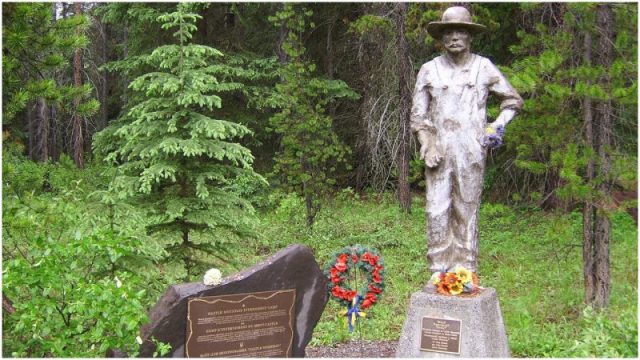 Commemorative plaque and a statue entitled “Why?” / “Pourquoi?” / “Chomu?”, by John Boxtel at the location of Castle Mountain Internment Camp, Banff National Park.