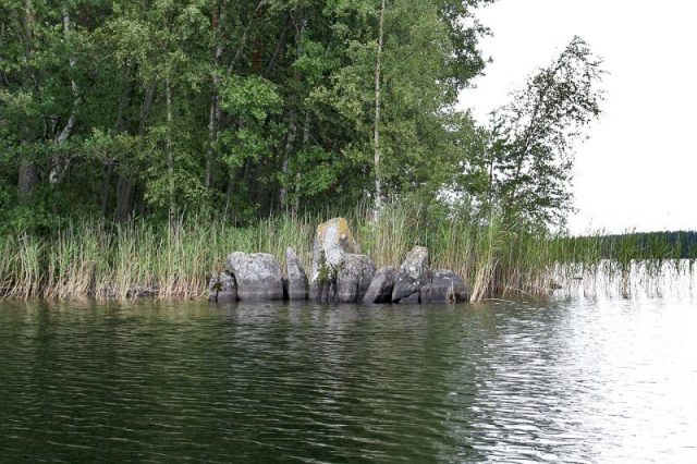 Lake Kuolimojarvi, large stone eroded. Photo by J Hokkanen CC BY-SA 4.0