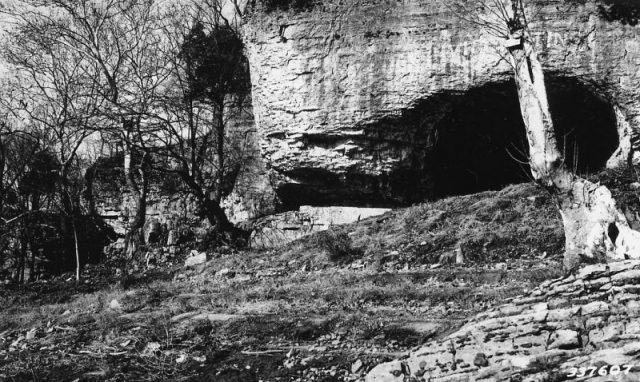 Cave-in-Rock in a 1936 photograph by the U.S. Department of Agriculture, Division of Forestry, looking similar to how it was in the 18th and 19th centuries.