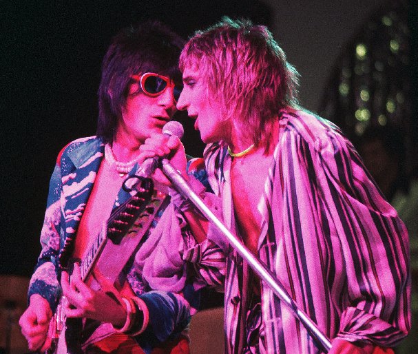 Rod Stewart (right) and Ronnie Wood (left) of the band Faces, in concert 1975. Photo by Jim Summaria CC BY-SA 3.0