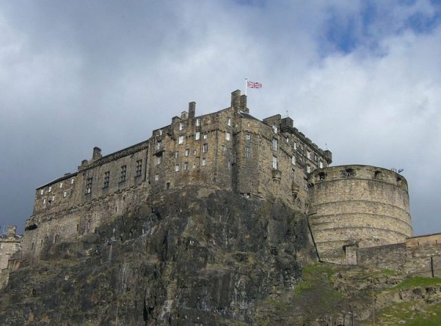 The castle is built on a volcanic rock, as seen here from the West Port area Photo by Kim Traynor CC BY-SA 3.0