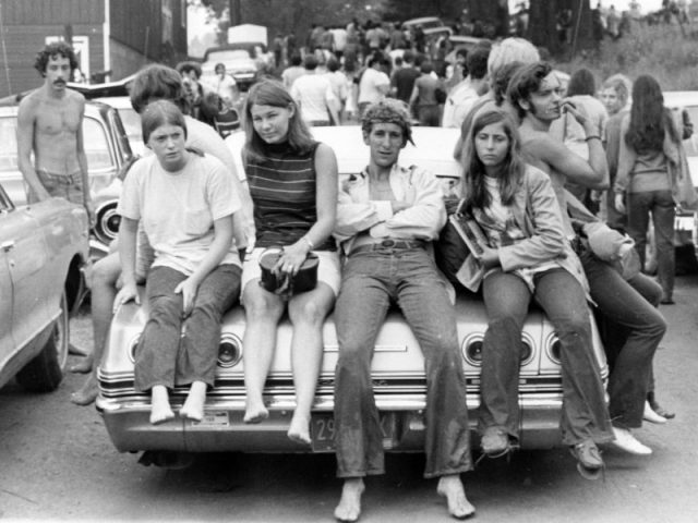 Young people near the Woodstock festival in August 1969. Photo by Ric Manning CC BY 3.0