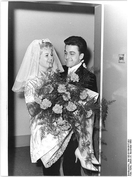 Carrying the Bride over the Threshold Photo by Bundesarchiv, Bild 183-B1109-0017-001 / Kohls, Ulrich / CC-BY-SA 3.0