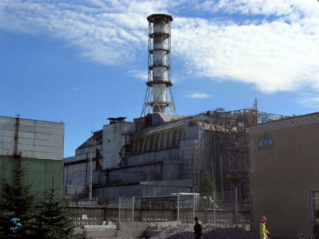 Chernobyl power plant in 2006 with the sarcophagus containment structure. Photo by Carl Montgomery – Flickr CC BY 2.0