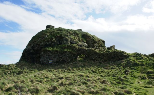 Dunyvaig Castle, Islay, Argyll and Bute, Scotland. Seen from north within outer courtyard. Photo by Otter CC BY-SA 3.0