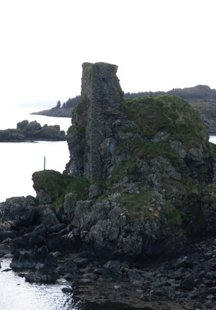 Dunyvaig Castle, Islay, Argyll and Bute, Scotland. Seen from northeast. Photo by Otter CC BY-SA 3.0